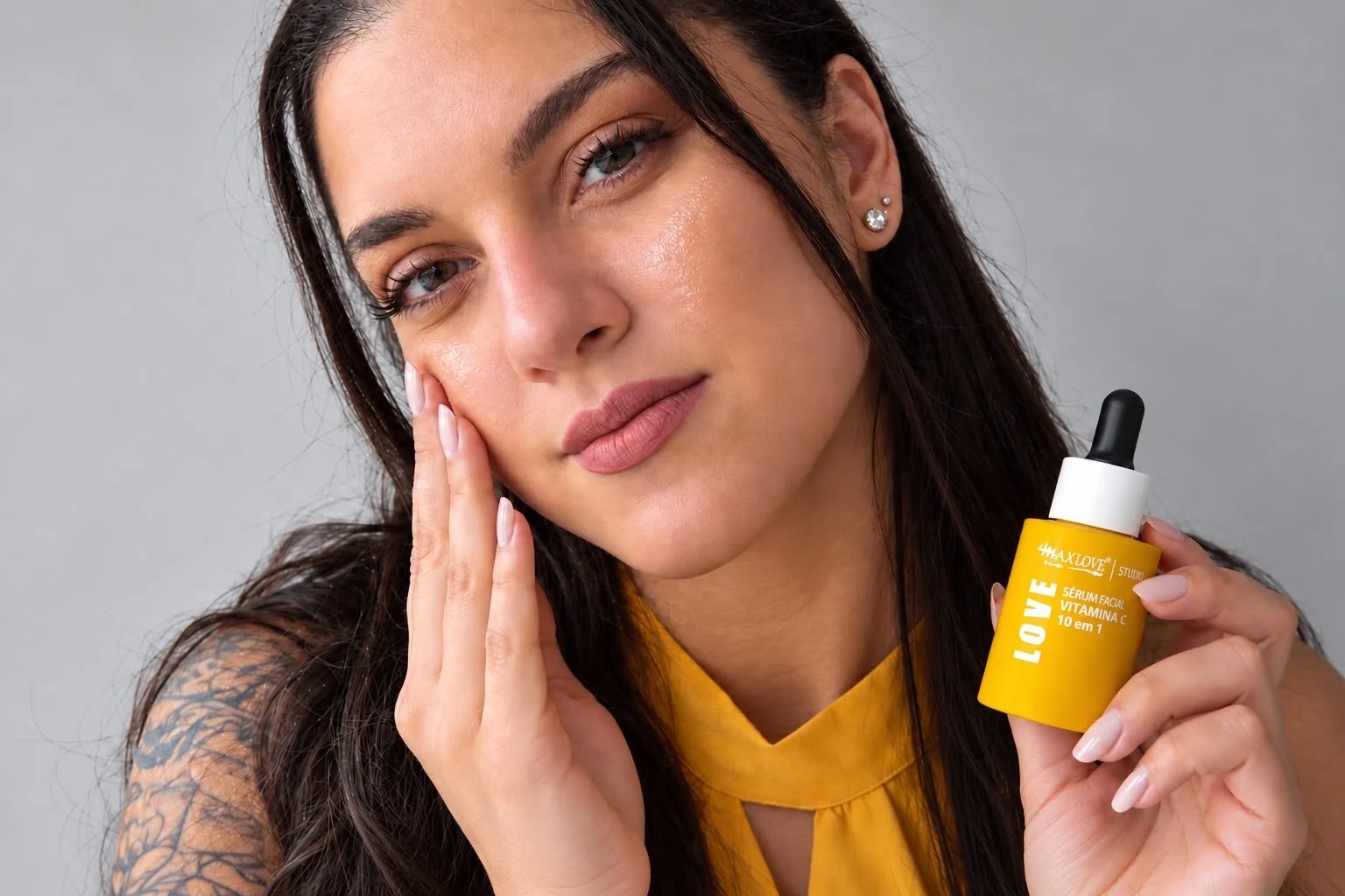 Mulher segurando um sérum facial, em um momento de autocuidado.